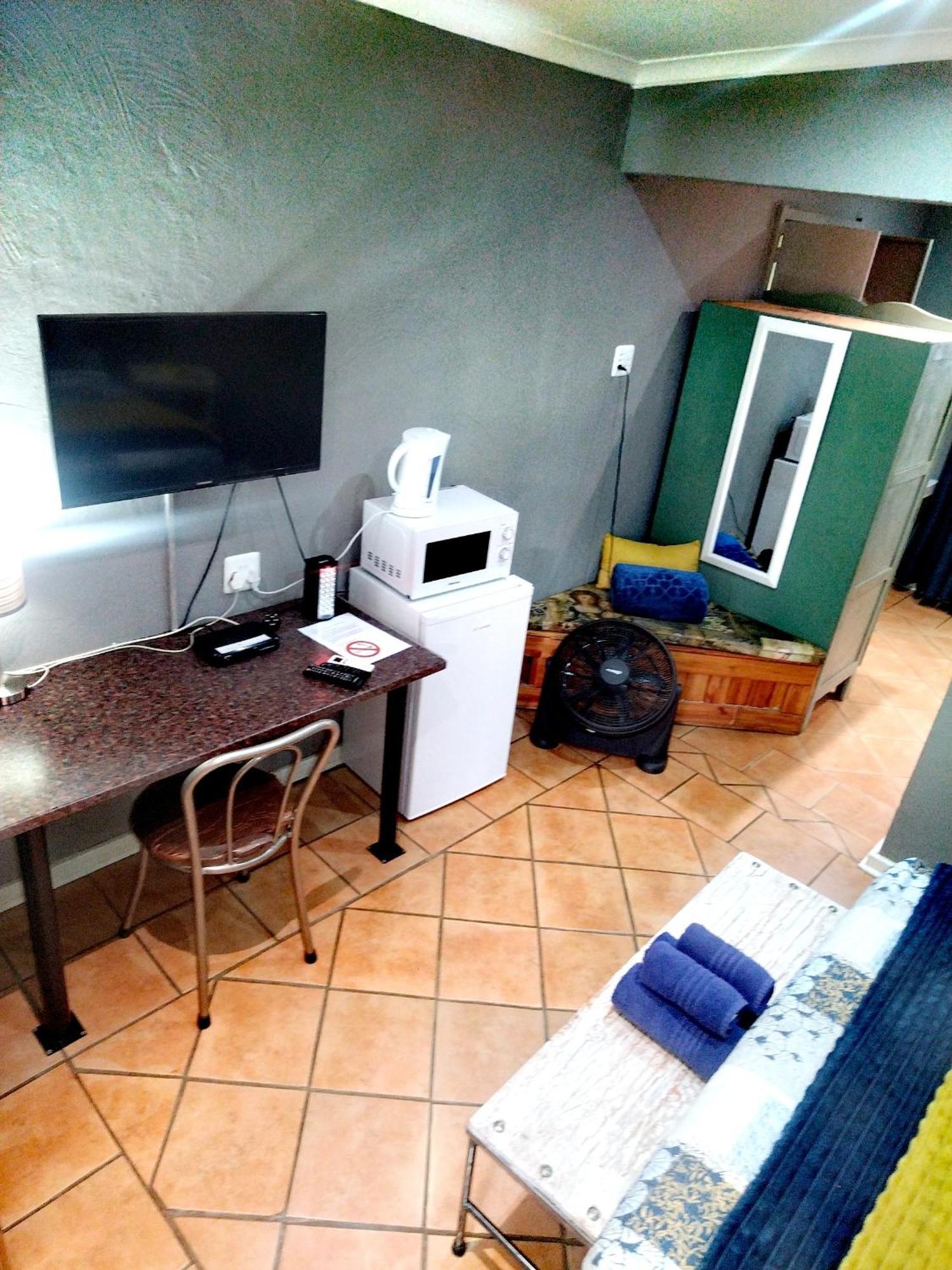 Africas Eden Guesthouse Mookgophong Exteriör bild
